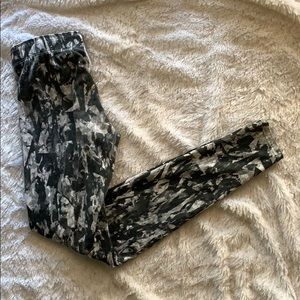 Black and white camo Nike leggings- small
